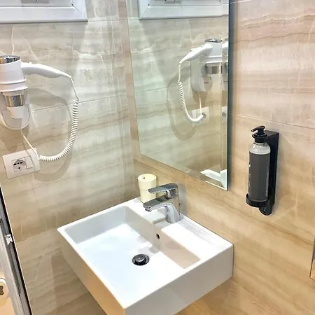 Aulona Hotel 3*