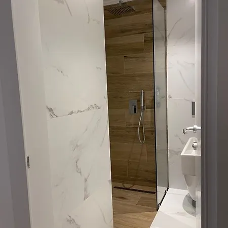 מלון Aulona 3*