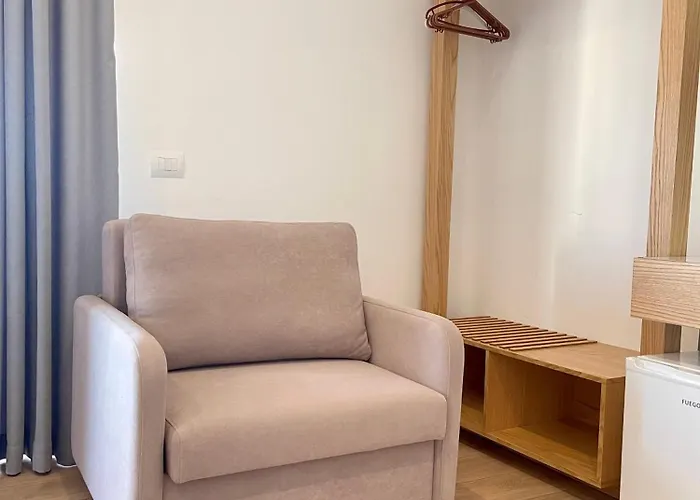 Отель Aulona 3*