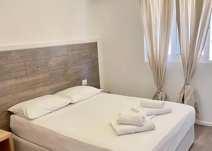 Отель Aulona 3*