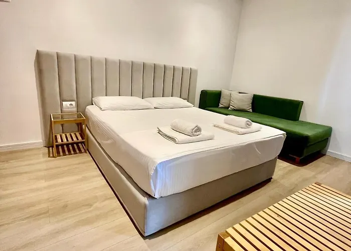 Отель Aulona 3*