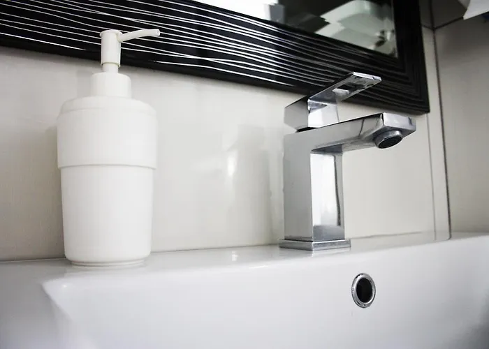 Отель Aulona 3*